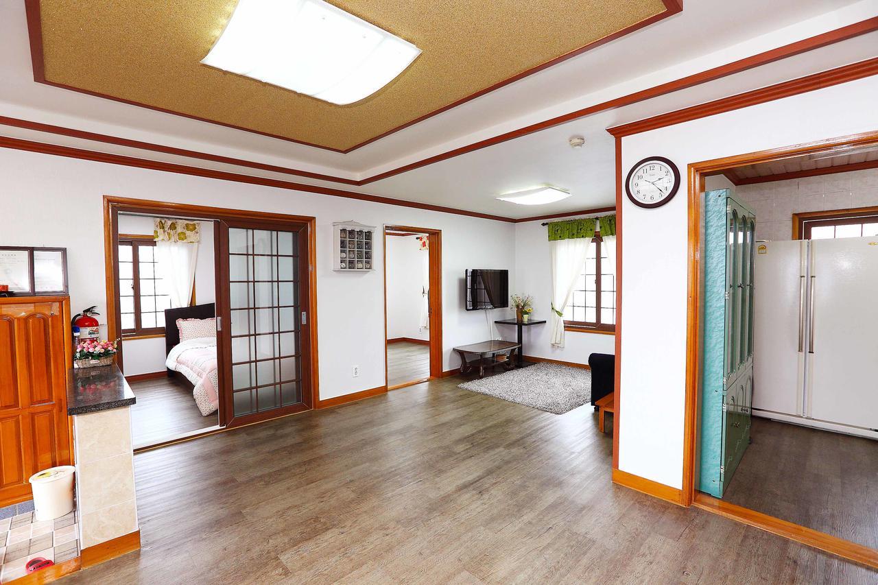 Gyeryonggil Pension Jeju Exterior foto